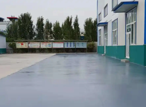 安顺彩色路面喷涂翻新的材料对冬季